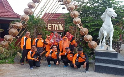 SMP N 1 Pejagoan Hadiri Jalan Sehat PGRI di Kampung Etnik